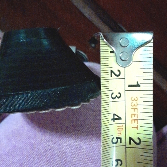 Sequins for a CRUISE or Dinner Date? 1" heel By Fabulare! 9M - Picture 8 of 8